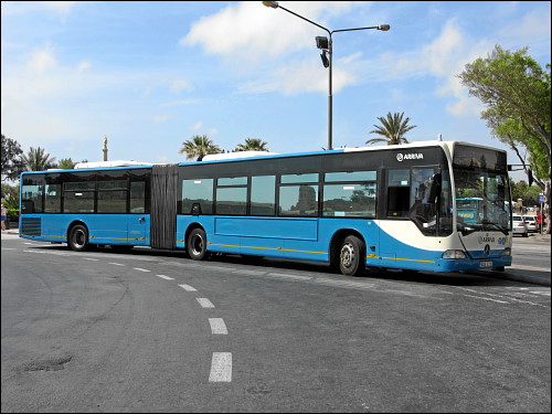 Ein Gelenk-Bus (Mercedes-Benz Citaro) am zentralen Busbahnhof von Valletta