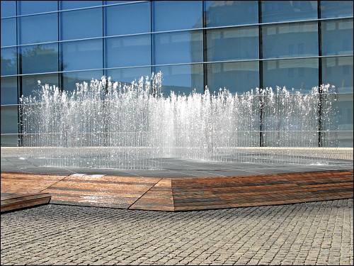 Jeppe Hein: Hexagonal Water Pavilion