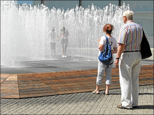 Jeppe Hein: Hexagonal Water Pavilion