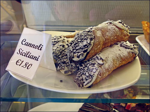 Auf Gozo gesehene (und anschließend vertilgte) Cannoli Siciliani