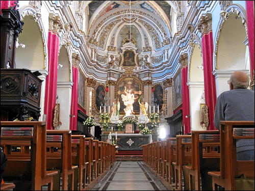 Im Inneren der St. Mary of Jesus Church in Rabat