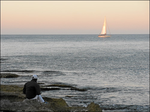 Segelboot vor St. Julian's im letzten Sonnenlicht