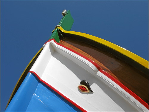 traditionelles Fischerboot mit dem Horusauge