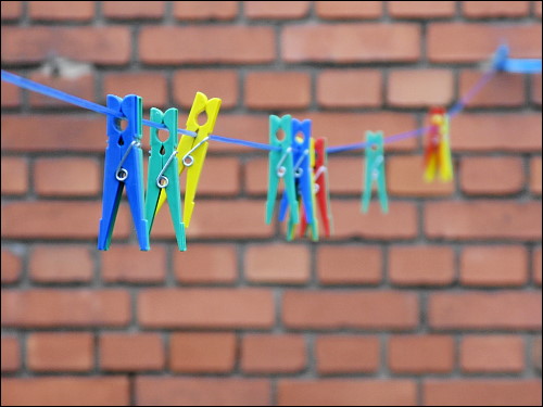 Wäscheklammern auf Wäscheleine, auf Wäsche wartend Wäscheklammern auf Wäscheleine, auf Wäsche wartend