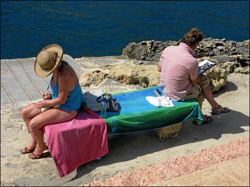 distanziertes Paar in der Bucht von Xlendi (Gozo)