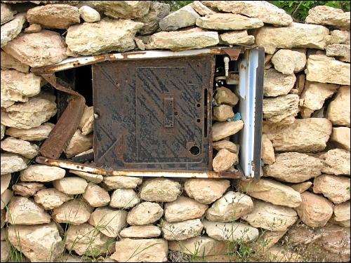 Feldmauer mit integriertem Herd