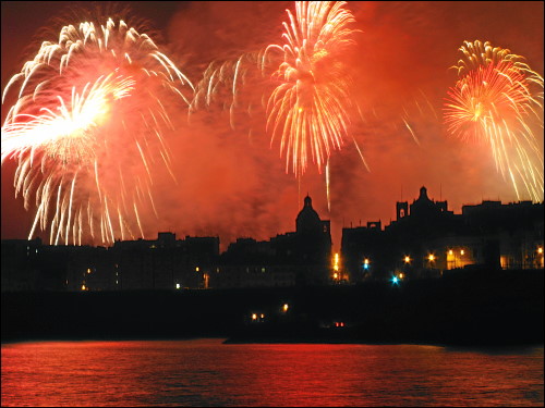 prächtiges Feuerwerk über dem Grand Harbour von Valletta