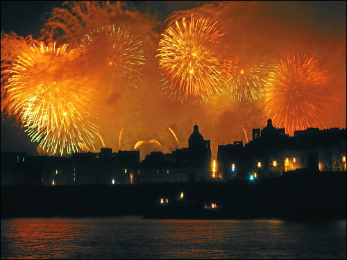 prächtiges Feuerwerk über dem Grand Harbour von Valletta