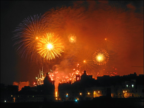 prächtiges Feuerwerk über dem Grand Harbour von Valletta