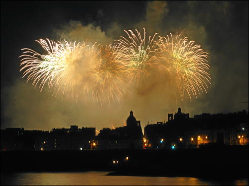 prächtiges Feuerwerk über dem Grand Harbour von Valletta