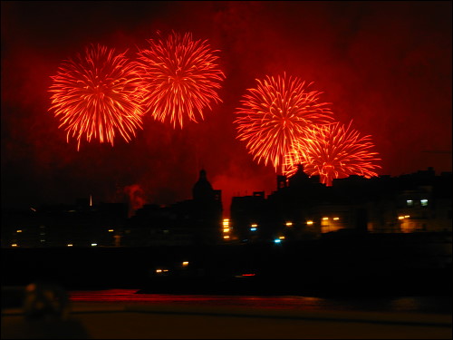 prächtiges Feuerwerk über dem Grand Harbour von Valletta