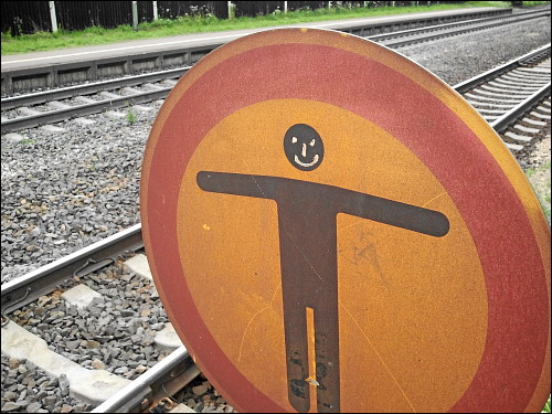 Warnschild im Bahnhof Regensburg-Prüfening