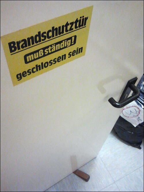 verkeilte Brandschutztür in einem Ladengeschäft im Fürther City Center verkeilte Brandschutztür in einem Ladengeschäft im Fürther City Center