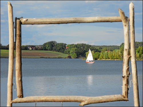 Aus dem Rahmen gefallen: Segelboot auf dem Rothsee