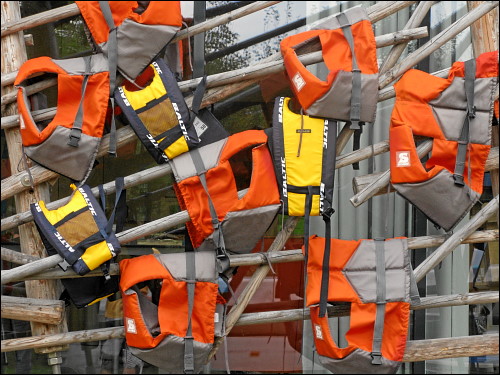 Nach der Fahrt mit dem Drachenboot: trocknende Schwimmwesten