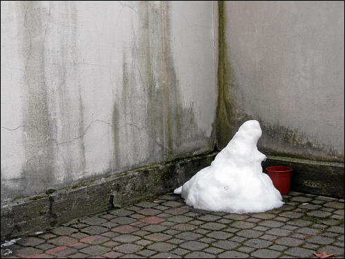 der letzte Schnee-Mann in des zonebattler's Hinterhof