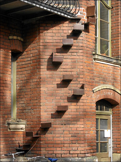 Katzentreppe an einer rückwärtigen Fürther Altbau-Fassade