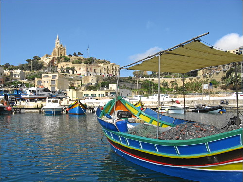 Bunte Boote im Hafen von Mgarr