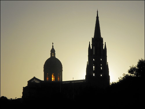 Kirche im letzten Abendlicht