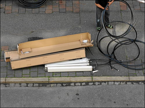 Arbeiter beim Aufräumen von Kabeln und Antennenelementen