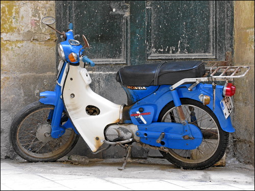 blauweißes Moped