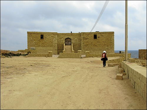 aufgegebenes Restaurant an der Qbajjar-Bucht