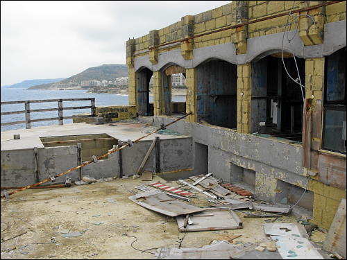aufgegebenes Restaurant an der Qbajjar-Bucht