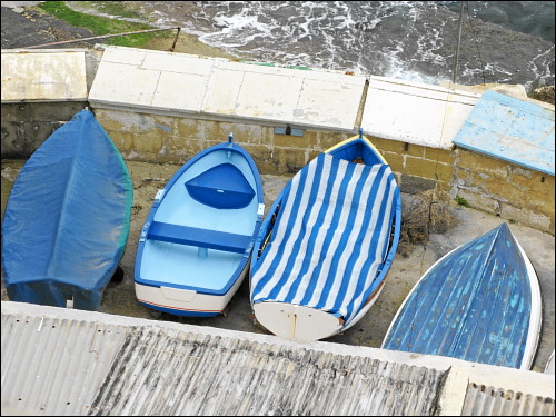 graue Dächer, blaue Boote