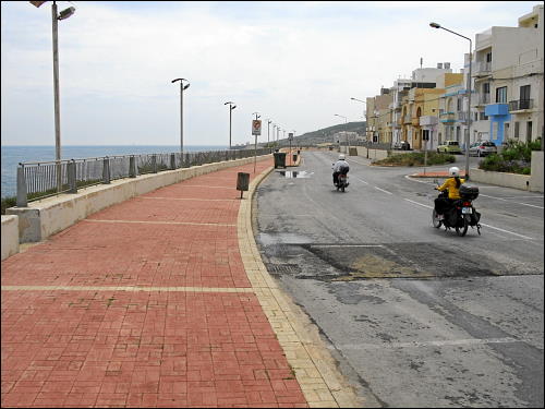 kilometerlange Strandpromenade ohne Promenierende