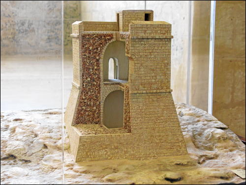 Schnittmodell eines Wachturms im Fortress Buil­ders Interpretation Centre