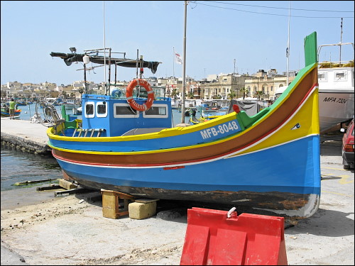 aufgebocktes Fischerboot in Marsaxlokk