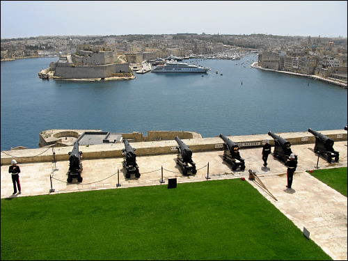 Saluting Battery der Upper Barrakka Gardens über dem Hafen von Valletta