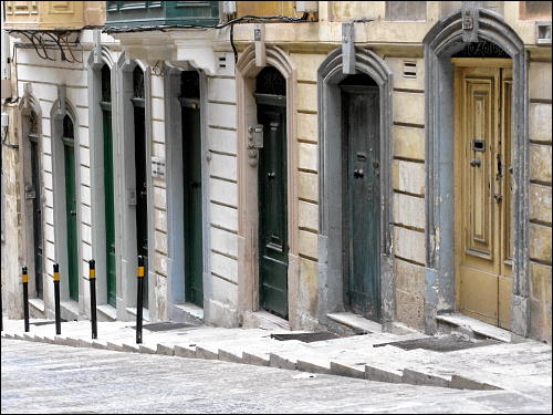 Tür an Tür: schmale Häuserfronten in der Altstadt von Valletta