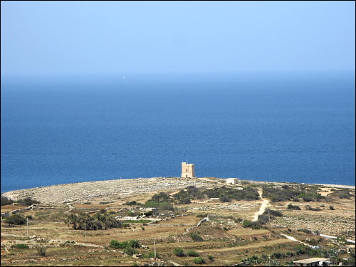 alter Wachturm (St. Mark's Tower) vor leuchtend blauer Natur-Kulisse