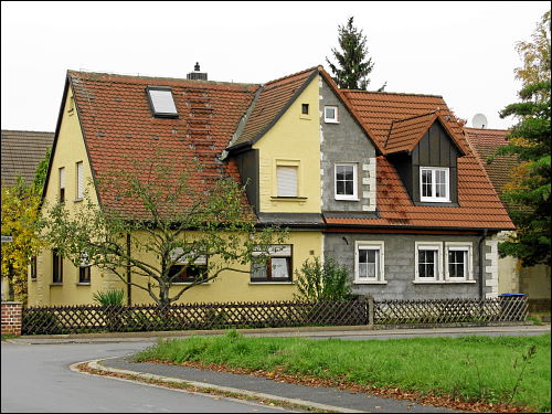 eher das Auge beleidigt als den Nachbar beteiligt: (ober)fränkisches Doppelhaus