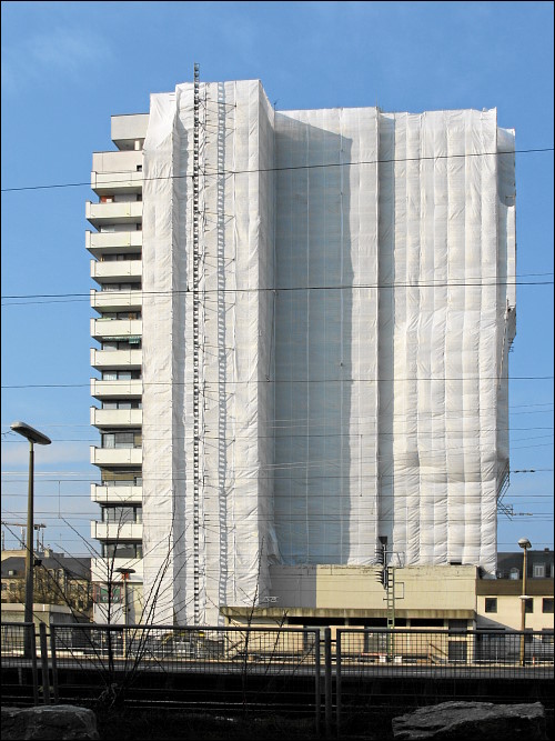 teilverhülltes Hochhaus am Fürther Hauptbahnhof teilverhülltes Hochhaus am Fürther Hauptbahnhof