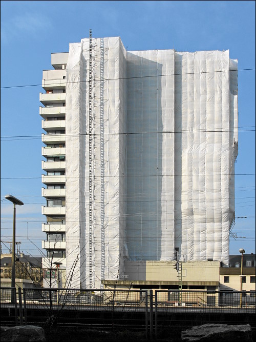 teilverhülltes Hochhaus am Fürther Hauptbahnhof