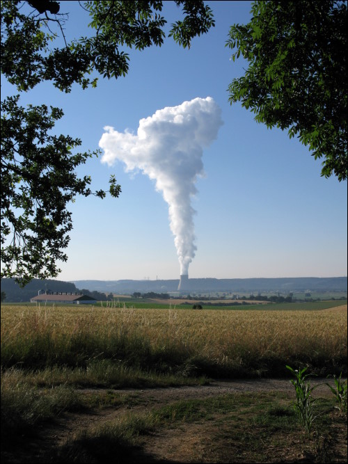 morgendliche Aussicht auf einen südbayerischen AKW-Kühlturm