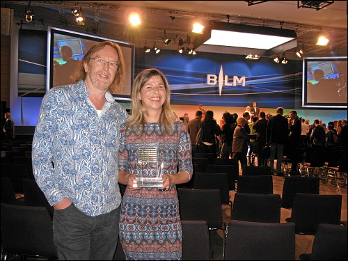 Julia Thomas und Thomas Steigerwald mit dem frisch verliehenen BLM-Telly