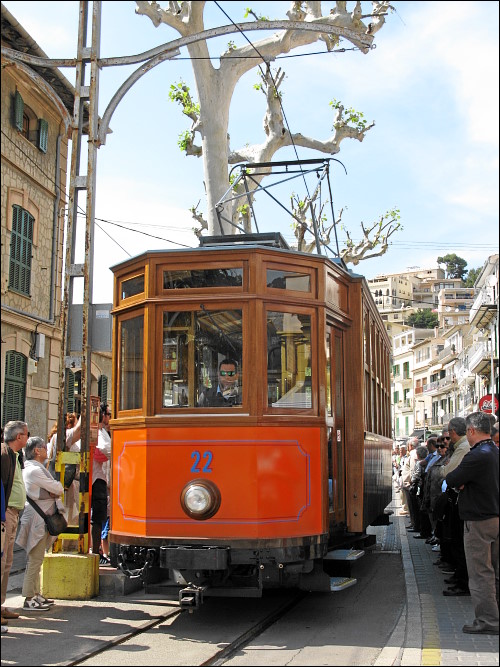 historische Straßenbahn am Endhalte- und Wendepunkt in Port de Sóller