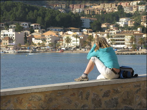 die Bucht von Sóller Betrachtende