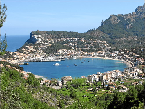 Ansicht von Port de Sóller mit dem alten Wachturm Torre Picada