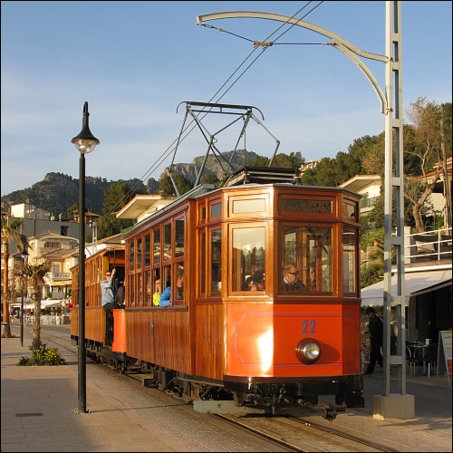 Straßenbahn an der Uferpromenade von Port de Sóller