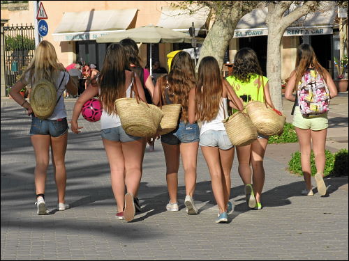 junge Mädchen beim Abend-Auslauf an der Strandpromenade von Port de Sóller