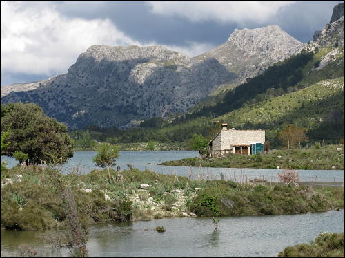 Das Refugio de Cúber vor dramatischer Kulisse