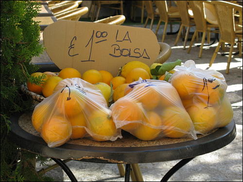 beutelweise Niedrigpreise: Orangen-Angebot in Valldemossa