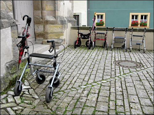 vor der Kirche von Iphofen abgestellte Rollatoren