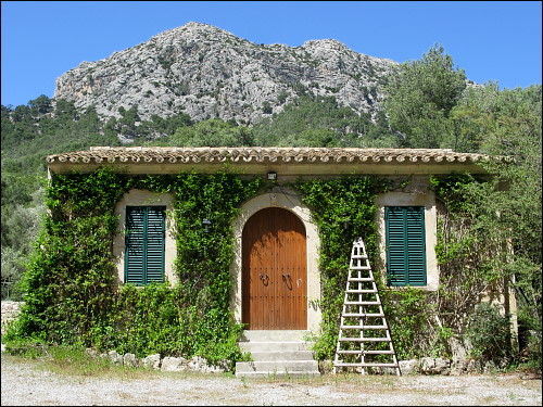 mallorquinisches Gartenhäuschen mit landesüblicher Leiter