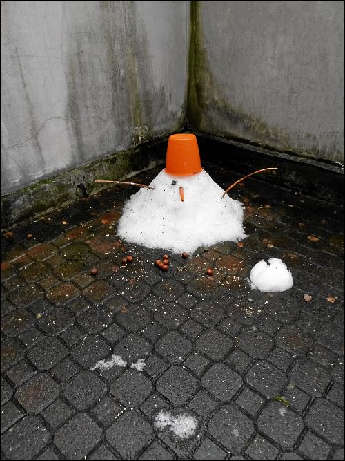 In die Ecke getriebener, einäugiger Schneemann