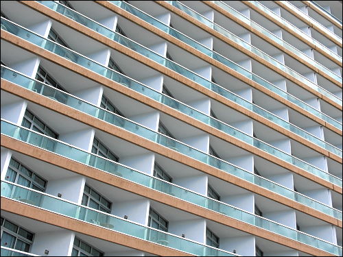 Hotelfassade mit eingerückten Mini-Balkons